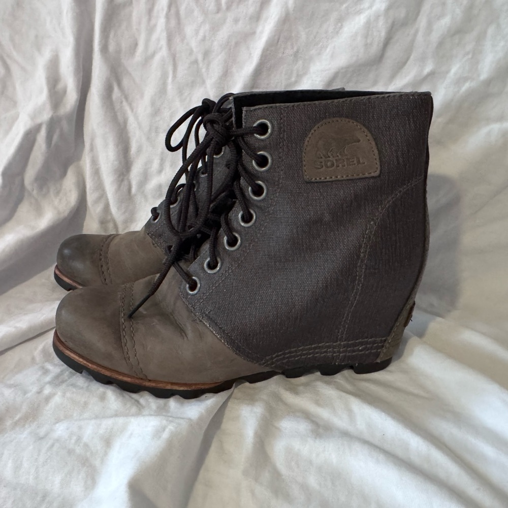 Sorel Gray Heeled Boots. Slightly tight on my feet!  Great boot!